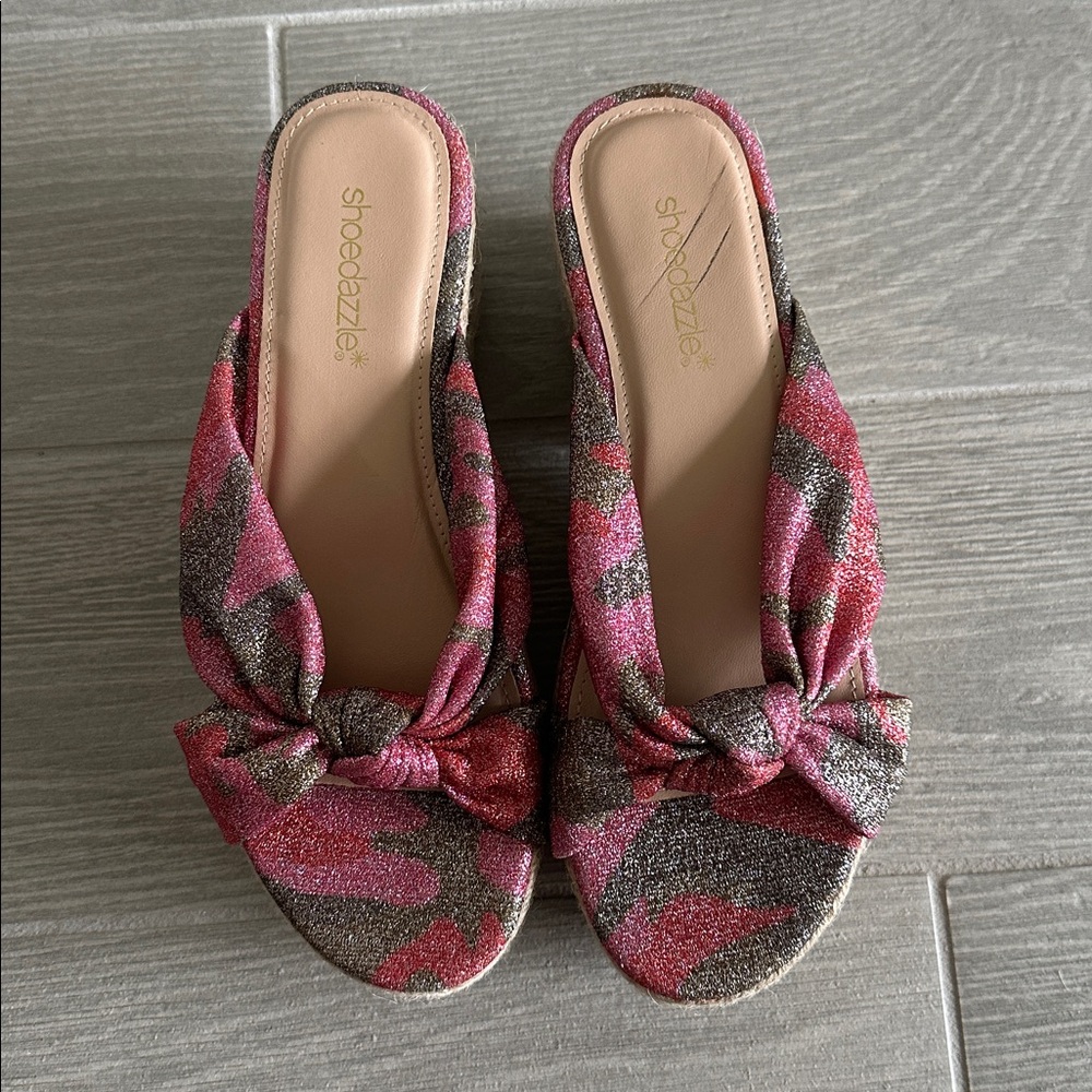 🍁Shoedazzle Pink and Green Platform Sandals - Picture 3 of 6